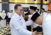 read news – Anggota PPK dari 14 Kecamatan Karimun Dilantik Sekda Karimun H. Muhammad Firmansyah (kacamata) menghadiri Pelantikan dan Bimbingan Teknis Panitia Pemilihan Kecamatan (PPK) Pemilihan Umum Tahun 2024, di Hotel Aston Karimun, rabu (04/01). Sekda Karimun H. Firmansyah mengatakan kepada para anggota PPK yang baru dilantik jangan berbahagia tapi berpikirlah karena akan menghadapi tantangan yang berat. ( foto : abdi perdana - batamtv.com)