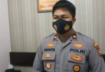 read news – Kapolsek Sagulung Himbau Pekerja Taati SOP Kapolsek Sagulung Iptu Nyoman Ananta Mahendra menghimbau kepada pekerja di perusahan maupun pekerja lepas harian yang berbeda di wilayah hukum Polsek, meminta pada perusahaan/orang yang memperkerjakan seseorang untuk melakukan pengawasan terhadap pekerja. Hal ini agar pekerja bisa bekerja mengikuti SOP guna menghindari terjadinya kecelakaan menyebabkan banyaknya pekerja meninggal dunia, Kamis (5/1/2022). ( foto : abyaqsa ramadan - batamtv.com)