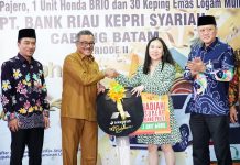 read news – Program BRK Syariah Berdelau, Jefridin: Tingkatkan terus Layanan ke Masyarakat Sekretaris Daerah (Sekda) Kota Batam, Jefridin Hamid (kedua dari kiri) berkesempatan menyerahkan secara langsung hadiah undian Bank Riau Kepri (BRK) Syariah Bedalu, Senin (30/1/2023). Jefridin mewakili bahwa Wali Kota Batam, Muhammad Rudi menyampaikan bahwa Pemko Batam berkomitmen untuk selalu mendukung perkembangan BRK Syariah. ( Foto : abyaqsa ramadana - batamtv.com)