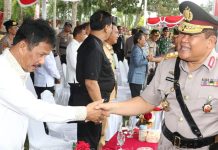read news – Upacara Penyambutan Kapolda Baru di Polda Kepri Upacara penyambutan Kapolda Kepri Irjen Pol Tabana Bangun (kanan) digelar Senin (30/1/2023), di lapangan Mapolda Kepri. Tradisi Farewell & Welcome Parade sebagai simbol perpisahan dengan pejabat Kapolda Kepri yang lama, Irjen Pol Aris Budiman, Pada pelaksanaan upacara tersebut dilakukan penyerahan Pataka Polda Kepri "Seligi Sakti Marwah Negeri" dari Pejabat lama kepada Pejabat baru. ( Foto : muhammad amin - batamtv.com)