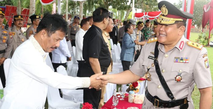 Upacara penyambutan Kapolda Kepri Irjen Pol Tabana Bangun (kanan) digelar Senin (30/1/2023), di lapangan Mapolda Kepri. Tradisi Farewell & Welcome Parade sebagai simbol perpisahan dengan pejabat Kapolda Kepri yang lama, Irjen Pol Aris Budiman, Pada pelaksanaan upacara tersebut dilakukan penyerahan Pataka Polda Kepri 