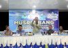 read news – Musrenbang Tiban Lama Usulkan 35 Rencana Kegitan di 2024 Musrenbang digelar di Kelurahan Tiban Lama Kecamatan Sekupang Kota Batam, Kamis (12/1/2023). Wakil Wali Kota Batam, Amsakar Achmad (berdiri) hadir langsung dalam kegiatan musyawarah rencana pembangunan kelurahan tersebut .Amsakar juga menanggapi soal 29 kegiatan PSPK yang akan dilaksanakan tahun ini di antaranya sebanyak 15 kegiatan semenisasi dan 14 kegiatan drainase. ( foto : abyaqsa ramadan - batamtv.com)