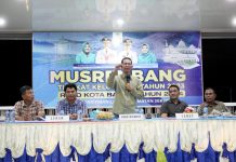 read news – Musrenbang Tiban Lama Usulkan 35 Rencana Kegitan di 2024 Musrenbang digelar di Kelurahan Tiban Lama Kecamatan Sekupang Kota Batam, Kamis (12/1/2023). Wakil Wali Kota Batam, Amsakar Achmad (berdiri) hadir langsung dalam kegiatan musyawarah rencana pembangunan kelurahan tersebut .Amsakar juga menanggapi soal 29 kegiatan PSPK yang akan dilaksanakan tahun ini di antaranya sebanyak 15 kegiatan semenisasi dan 14 kegiatan drainase. ( foto : abyaqsa ramadan - batamtv.com)