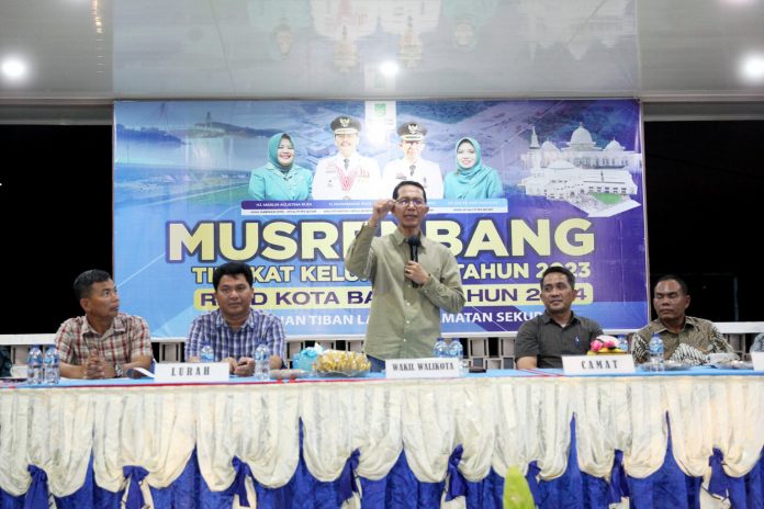 Musrenbang  digelar di Kelurahan Tiban Lama Kecamatan Sekupang Kota Batam, Kamis (12/1/2023).  Wakil Wali Kota Batam, Amsakar Achmad (berdiri) hadir langsung dalam kegiatan musyawarah rencana pembangunan kelurahan tersebut .Amsakar  juga menanggapi soal  29 kegiatan PSPK yang akan dilaksanakan tahun ini di antaranya sebanyak 15 kegiatan semenisasi dan 14 kegiatan drainase. ( foto : abyaqsa ramadan - batamtv.com)