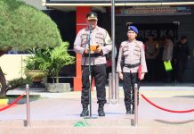 read news -Kapolres Karimun AKBP Tony Pantano Pimpin Upacara Kenaikan Pangkat Upacara kenaikan pangkat dipimpin langsung Kapolres Karimun AKBP Tony Pantano, dalam upacara korps lapor kenaikan pangkat personel Polres Karimun periode 1 Januari 2023 di Mako Polres Karimun, Sabtu (31/12/2022). AKBP Tony Pantano mengatakan ada 18 Personil Polres Karimun yang dinaikan pangkatnya setingkat lebih tinggi dari sebelumnya. ( foto : abdi perdana - batamtv.com )