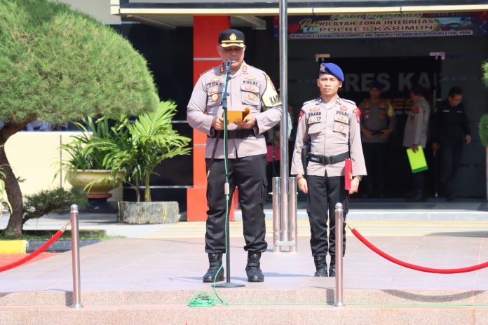 Upacara  kenaikan pangkat dipimpin langsung Kapolres Karimun AKBP Tony Pantano, dalam upacara korps lapor kenaikan pangkat personel Polres Karimun periode 1 Januari 2023 di Mako Polres Karimun, Sabtu (31/12/2022). AKBP Tony Pantano mengatakan ada 18 Personil Polres Karimun yang dinaikan pangkatnya setingkat lebih tinggi dari sebelumnya. ( foto : abdi perdana - batamtv.com )