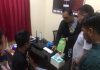 read news – Kesengsem Upah Rp10 Juta Bawa Narkoba ke Lombok Unit Reskrim Polsek Tebing Polres Karimun berhasil mengamankan narkotika diduga jenis sabu berinisial RES (duduk kaus hitam) . Sabu itu telah dibungkus dengan plastik bening berbentuk lonjong sebanyak 6 (enam) plastik. Barang tersebut diamankan dari inisial RES di Jalan Pertambangan Kelurahan Tanjung Balai, Kecamatan Karimun, Kabupaten Karimun, Sabtu (31/12/2022). ( foto : abdi perdana - batamtv.com)