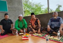 read news – Anggota DPRD Propinsi Kepri Yusuf SMn Sayangkan Listrik di Batam Mati Berjam-jam Anggota DPRD Propinsi Kepri, Yusuf SMn (tengah pakai batik) menerima berbagai keluhan soal matinya listrik hingga mati air akibat padamnya listrik, Ahad (1/1/2023) ( foto : abyaqsa ramadan - batamtv.com)