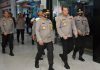 read news – Inilah Persiapan Polda Kepri Hadapi Pengamanan Pergantian Tahun Baru Kapolda Kepri Irjen Aris Budiman (depan paling kanan) beserta Pejabat Utama Polda kepri menuju ke lokasi zoom meeting bersama kapolri. Agendanya yaitu pelaksanaan pemantauan monitoring operasi lilin tahun 2022 antar wilayah di Pelabuhan Internasional Batam Center Sabtu (31/12/2022). ( foto : muahmmad amin - batamtv.com)