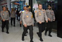 read news – Inilah Persiapan Polda Kepri Hadapi Pengamanan Pergantian Tahun Baru Kapolda Kepri Irjen Aris Budiman (depan paling kanan) beserta Pejabat Utama Polda kepri menuju ke lokasi zoom meeting bersama kapolri. Agendanya yaitu pelaksanaan pemantauan monitoring operasi lilin tahun 2022 antar wilayah di Pelabuhan Internasional Batam Center Sabtu (31/12/2022). ( foto : muahmmad amin - batamtv.com)