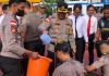 read news – Puluhan Anggota Polres Bintan Naik Pangkat Kapolres Bintan, AKBP Tidar Wulung Dahono lakukan siraman pada Prosesi upacara kenaikan pangkar Polres Bintan dilakukan di halaman Polres Bintan, Senin (2/1/2023). Beberapa nama perwira yang naik pangkat yaitu AKP menjadi Kompol, Iptu menjadi AKP. Serta Ipda menjadi Iptu, Bripka menjadi Aipda, kemudian Brigpol menjadi Bripka. Terkahir, personel berpangkat Briptu menjadi Brigpol, dan Bripda menjadi Briptu. ( foto : dwi susilo - batamtv.com)