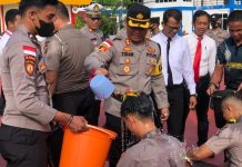 read news – Puluhan Anggota Polres Bintan Naik Pangkat Kapolres Bintan, AKBP Tidar Wulung Dahono lakukan siraman pada Prosesi upacara kenaikan pangkar Polres Bintan dilakukan di halaman Polres Bintan, Senin (2/1/2023). Beberapa nama perwira yang naik pangkat yaitu AKP menjadi Kompol, Iptu menjadi AKP. Serta Ipda menjadi Iptu, Bripka menjadi Aipda, kemudian Brigpol menjadi Bripka. Terkahir, personel berpangkat Briptu menjadi Brigpol, dan Bripda menjadi Briptu. ( foto : dwi susilo - batamtv.com)