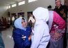 read news – Wako Rahma Serahkan Seragam Gratis ke Siswa SD dan SMP Wali Kota Tanjungpinang Hj Rahma (kerudung biru) saat menyerahkan baju seragam secara simbolis. Hal ini sebagai upaya memprioritaskan dan memajukan bidang pendidikan dengan memenuhi kebutuhan sarana dan prasarana sekolah. Dengan alokasi anggaran 5 miliar, seragam sekolah gratis diserahkan kepada 53 SD Negeri, 22 SD swasta, 16 SMP Negeri, dan 12 SMP swasta, yang terdiri dari baju seragam osis, baju batik, baju kurung, dan baju olah raga. ( foto : dwi susilo - batamtv.com)