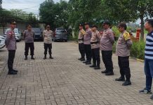 read news – Inilah Pesan Serius Kapolsek Bengkong yang Baru Kapolsek Bengkong yang baru dilantik, Iptu Muhammad Rizqy Saputra (kiri) dalam apel di Mapolsek Bengkong, Bengkong Laut, Kecamatan Bengkong, Kota Batam, Provinsi Kepulauan Riau (Kepri), Rabu (4/1/2023) menekankan anggota untuk selalu disiplin dan bertanggungjawab dalam pelaksanaan tugas yang diberikan. Dia juga minta anggotanya untuk jaga disiplin dan selalu memperhatikan sikap tampang sebagai abdi negara dengan tidak melakukan pelanggaran yang merusak citra Polri. ( foto : abyaqsa ramadan - batamtv.com)