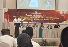 read news – PPK se-Kota Batam Dilantik, Ini Harapan Walikota Rudi Wali Kota Batam Muhammad Rudi hadir dalam pelantikan PPK se-Kota Batam, di Harris Hotel Batamcenter, Rabu (4/1/2023). Anggota PPK yang dilantik berjumlah 60 orang anggota. Pelantikan ini merujuk pada keputusan Ketua Komisi Pemilihan Umum (KPU) Kota Batam Nomor 20 tahun 2022. Sebagai kepala daerah, Rudi berharap seluruh PPK yang dilantik dapat menjalankan amanah sesuai dengan tugas yang diembannya sebaik mungkin. ( foto : muhammad amin - batamtv.com)