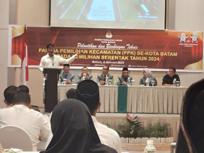 Wali Kota Batam Muhammad Rudi hadir dalam pelantikan PPK se-Kota Batam, di Harris Hotel Batamcenter, Rabu (4/1/2023). Anggota PPK yang dilantik  berjumlah 60 orang anggota.  Pelantikan ini merujuk pada keputusan Ketua Komisi Pemilihan Umum (KPU) Kota Batam Nomor 20 tahun 2022.  Sebagai kepala daerah, Rudi berharap seluruh PPK yang dilantik dapat menjalankan amanah sesuai dengan tugas yang diembannya sebaik mungkin. ( foto : muhammad amin - batamtv.com)  