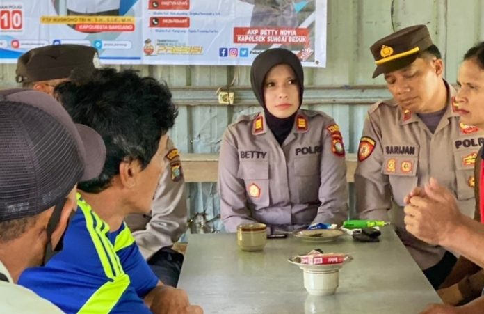 Kapolsek Sei Beduk AKP Betty Novia saat turun langsung dan menemui warga dalam kegiatan Jumat curhat. Acara dilanjutkan pembagian bansos bersama masyarakat Kecamatan Sei Beduk bertempat di Pangkalan Ojek Simpang Bagan Kelurahan Tanjung Piayu Kec.Sungai Beduk Kota Batam, Jum’at (06/01/2023. Dalam kegiatan ini Kapolsek Sei Beduk saling bertukar pikiran, saran maupun pendapat dari  masyarakat guna meningkatkan keberhasilan  dalam memberikan pelayanan terbaik.   ( foto : muhammad amin - batamtv.com)