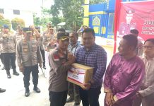 read news – Sembari Terima Sembako, Warga Lubukbaja Sampaikan Keluhan Kapolresta Barelang Kombes Pol Nugroho Tri N, saat menyerahkan sembako ke seorang warga dalam pertemuan silaturahmi masyarakat di Kecamatan Lubuk Baja bertempat di Kantor Camat Lubuk Baja Kota Batam pada, Jumat (6/1/2023) Kapolresta Barelang Kombes Pol Nugroho Tri N, mengatakan hari ini Polres dan Polsek serempak seluruh indonesia melaksanakan curhat Kamtibmas yang bertujuan untuk bersilaturahmi yang merupakan program Kapolri. ( foto : abyaqsa ramadana - batamtv.com)