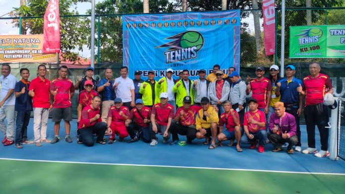 Pelti Kepri menggelar Turnamen KU 100 se-Provinsi Kepri.Even  sebagai  bagian dari program kerja Pengda Pelti Kepri dan menyambut tahun baru 2023. Ketua Pengda Pelti Kepri Junaidi Putra (berdiri, tengah jaket kuning, tanpa topi)  didampingi Ketua pelaksana turnamen, mengatakan, mengawali tahun 2023 ini beberapa event akan di gelar.  Tenis yunior Nasional direncanakan di Batam dan dilanjutkan pertandingan Tenis prestasi di Tanjungpinang. ( foto : dwi susilo - batamtv.com)