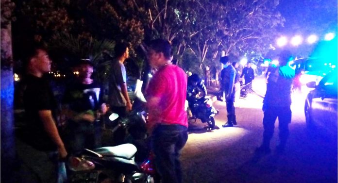 Seperti ini suasana saat anggota Polske Bengkong dalam Operasi Cipta Kondisi,  membubarkan sekelompok pemuda yang kedapatan tengah nongkrong di tepai jalan Golden Beach. Operasi  tersebut yang dipimpin  Kapolsek Bengkong, Iptu Muhammad Rizqy Saputra  Sabtu (7/1/2023) malam dengan sasaran utama  antara lain senjata tajam, narkoba, balapan liar, miras dan pengecekan terhadap kendaraan bermotor baik roda dua maupun roda empat. ( foto : muhammad amin - batamtv.com)