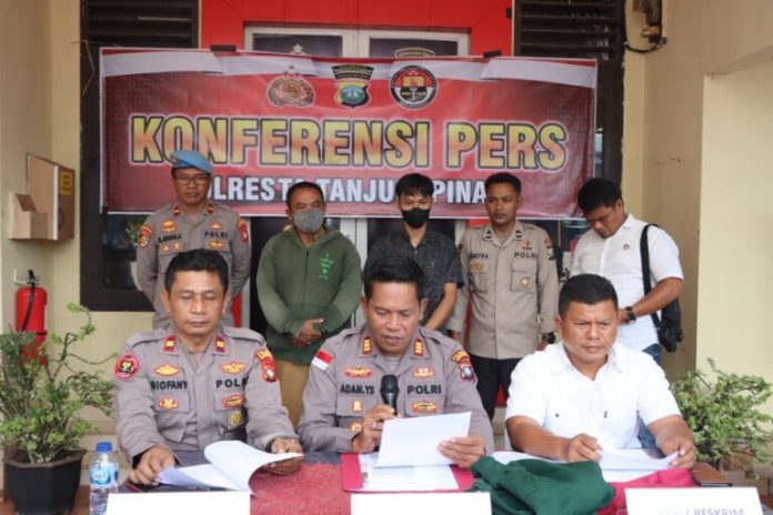 Kapolsek Tanjungpinang Timur, AKP Adam Yulizar Sasono ( tengah) menjelaskan pengungkapan berita hoax (tidak benar) soal laporan pengaduan pada Kamis (5/1/2023)  oleh seorang pemuda berinisial RA.  Dalam laporan ke polisi , RA mengadukan  dirinya mengalami  aksi begal atau curas yang dilaporkan oleh RA. Laporan RA ini sempat viral di medos.  Padahal faktanya seperti  disampaikan AKP Adam Yulizar, Senin (9/01/2023) bahwa RA mengalami gangguan kejiwaan. ( foto : dwi susilo - batamtv.com) 