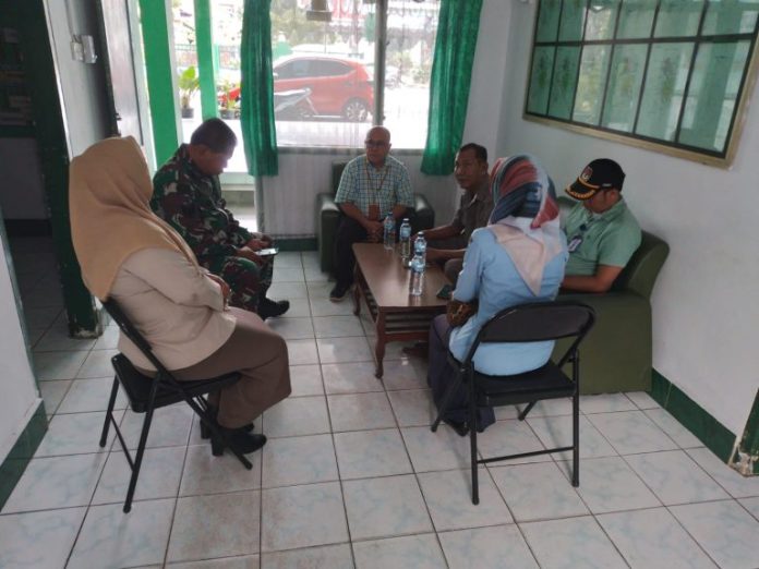 Kehadiran para Komisioner PPK Kecamatan Lubukbaja dengan ketuanya ketua Salman Achmad (duduk di sofa kanan, paling kanan) di Polsek Lubuk Baja, Selasa (10/01/2023). Kunjungan PPK ini dalam rangka silaturahmi dan koordinasi bertempat di Mako Polsek Lubuk Baja. Ketua PPK Salman Achmad didampingi  anggota Lisensia Lidwyna Nina Junita Sari, Zulbakri dan Suparman.. ( foto : abyaqsa ramadan - batamtv.com)