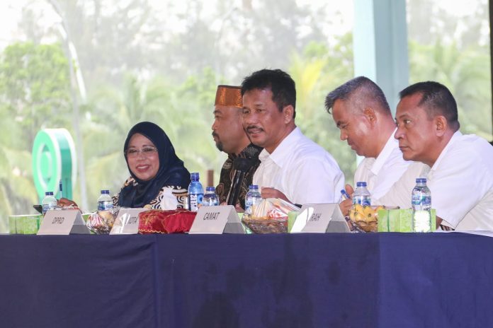 Wali Kota Batam, Muhammad Rudi (ketiga dari kanan) menghadiri Musrenbang,   Rabu (11/1/2023). HM Rudi menanggapi keluhan soal Taman Boulevard yang sekarang sudah penuh lagi oleh pedagang,  HM Rudi langsung meminta Satuan Polisi Pamong Praja (Satpol PP) melalui  Sekretaris Satpol PP, Imam Tohari untuk menangani yang menjadi keresahan masyatakat. ( foto : muhammad amin - batamtv.com )