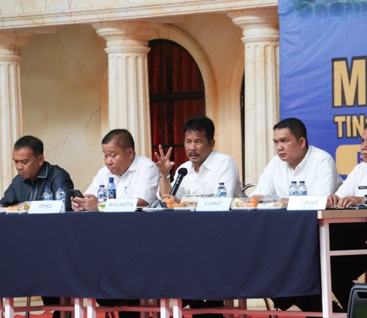 readn news – Musrenbang Kelurahan Sukajadi, Warga Ajukan 14 Usulan Walikota Batam HM Rudi (pegang mix) menghadiri Musrenbang di Kelurahan Sukajadi, Kecamatan batamkota. Musrenbang Kelurahan Sukajadi mengajukan 14 usulan kegiatan . Rincian, 12 usulan pembangunan fisik serta dua usulan non fisik atau pemberdayaan masyarakat. Musrenbang Kelurahan Sukajadi untuk tahun 2024 digelar di Ninos Batam Edutainment Park, Rabu (11/1/2022). ( foto : muhammad amin - batamtv.com,)