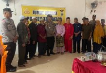 read news -Warga Tambelan Bintan Keluhkan Kenakalan Remaja dan Miras Kapolsek Tambelan Ipda Taufik ( keenam dari kiri) berterimakasih dan mengapresiasi dengan dilaksanakannya kegiatan Jum’at Curhat yang pertama kali dilaksanakan oleh Polsek Tambelan Jum’at (13/1/2023) di gedung Bintang Timur Desa Kampung Melayu, Kecamatan Tambelan. Feri Syurakman selaku Kepala SD 001 Tambelan meminta kepolisian untuk menekan angka kenakalan remaja dan banyaknya remaja yang mengkonsumsi miras. ( foto : dwi susilo - batamtv.com)
