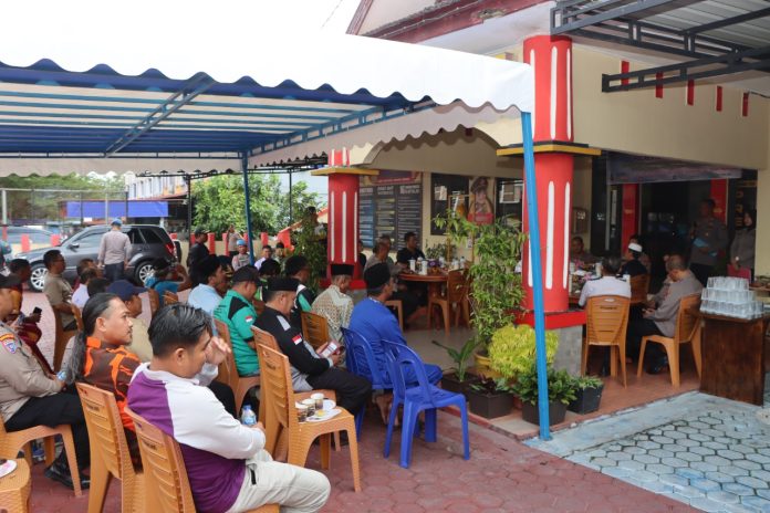 Dalam wadah bernama Jumat Curhat, warga , tokoh masyarakat Ketua Forum RT/RW Kelurahan Pinang Kencana, Jum’at (13/01/23) menghadiri  Program Jum’at Curhat  yang dilaksanakan di Halaman Polsek Tanjungpinang Pinang Timur Polresta Tanjungpinang.  Warga berharap semoga ke depannya lebih baik lagi keamanan lebih kondusif sehingga masyarakat merasa aman, dan bisa secara langsung berinteraksi dengan kepolisian setiap saat sewaktu ada masalah. ( foto : dwi susilo - batamtv.com)