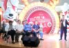 read news – Mengembangkan Wushu Taolu di Kalangan Anak-anak Batam Eksibisi Seni Beladiri Wushu dilaksanakan selama tiga hari Jumat sampai dengan Minggu, 13 - 15 Januari 2023, di Hall Grand Batam Mall, Penuin, kota Batam, Provinsi Kepulauan Riau. Hadir juga, Ketua Pengkot Wushu Batam, Tan A Tie (kanan, berdiri) , pihak sekolah Bodhi Darma, Shifu Gogi Nebulana S. SN bersama para atlit Wushu tingkat nasional dan atlit juara dunia. ( foto : muhammad amin - batamtv.com)