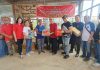 read news – Warga Sembulang Terima Bingkisan dari Klub Pecinta Jeep Rubicon Penyerahan bingkisan kepada salah satu perwakilan warga Sembulang, Galang Batam oleh pengurus Jeep Adventure Club Batam. JAC adalah Klub pecinta Jeep Rubicon yang tergabung di JAC (Jeep Adventure Club) Batam yang mengadakan bakti sosial dengan membagikan sembako untuk warga yang kurang mampu di Sembulang Batam, Minggu ( 15/1/2023) ( foto : abyaqsa ramadan - batamtv.com).