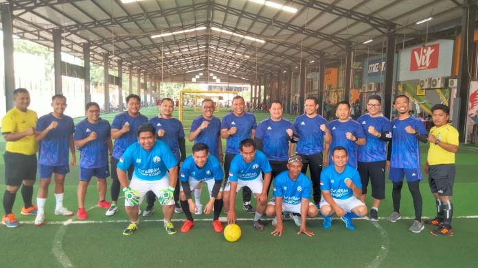 Inilah para tim yang berlaga Turnamen Futsal antar Kwartir Ranting (Kwarran) se-Kwartir Cabang (Kwarcab) Batam di lapangan Go Futsal Kawasan Golden City, Bengkong, Batam, Provinsi Kepulauan Riau (Kepri), Minggu (15/1/2023) pagi. Setdako Batam , Jefridin (keenam deret belakang) berpesan, turnamen ini merupakan ajang silaturahmi, mencari kegembiraan, serta demi kebugaran badan, jadi bermain santai tak perlu ngotot, jaga kekompakan dan silaturahmi. ( foto : abyaqsa ramadan - batamtv.com)