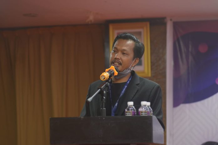 Warga Sei Beduk, Anwar Anas, menyebut perusahaan yang akan berdiri itu harus menjamin agar peluang kerja dan peluang berusaha bagi Usaha Kecil dan Menengah (UKM) bagi masyarakat, diutamakan buat masyarakat Sei Beduk, Minggu, 15/1/2023. Tanpa harus mengesampingkan peluang warga di wilayah lainnya, menurut Anwar Anas, peluang untuk UKM dan pengisian lowongan kerja merupakan pertimbangan utama bagi sebuah perusahaan. ( foto : muhammad amin - batamtv.com)