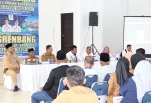 read news – Musrenbang di Belakang Padang, Rudi Targetkan Semua Sudah Semenisasi Wali Kota Batam, Muhammad Rudi (keempat dari kiri, duduk di depan), saat saat menghadiri Musyawarah Rencana Pembangunan (Musrenbang) tingkat Kelurahan Sekanak Raya dan Tanjung Sari, di Gedung Nasional Belakang Padang, Senin (16/1/2023). HM Rudi mengatakan bahwa pihaknya menggesa pembangunan infrastruktur di hinterland. Dia menargetkan untuk Belakang Padang, semua jalan harus semenisasi. ( foto abyaqsa ramadan - batamtv.com)
