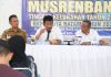 read news – Warga Pulau Terong Apresiasi Rudi Tepati Janji Wali Kota sekaligus Kepala Badan Pengusahaan (BP) Batam, Muhammad Rudi, (pegang mix) menerima apresiasi dari warga pulau karena sudah menepati janji. dengan membawa banyak Kepala OPD untuk merespon masalah yang disampaikan warga . seperti renovasi sekolah, ketersediaan listrik, perbaikan pelabuhan, tenaga kesehatan, hingga pengadaan mesin tempel. Keluhan itu mereka sampaikan dalam Musrenbang Kelurahan di lapangan Volly Gelora Pulau Terong, Senin (16/1/2023). ( foto : muhammad amin - batamtv.com)
