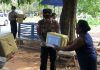 read news – Warga Ruli Pasir Putih Terima Bantuan Sembako Warga yang tinggal di sana mendapatkan pembagian yang diserahkan ke Kapolsek Bengkong Iptu Muhammad Rizqy Saputra, Senin (16/1/2023) siang mulai pukul 14.00 WIB. Selain itu dia menyambangi rumah-rumah warga dan memberikan sembako kepada warga yang kurang mampu di wilayah Ruli Pasir Putih, Kelurahan Sadai, Kecamatan Bengkong. Selasa (17/1/2023). ( foto : abyaqsa ramadan - batamtv.com)