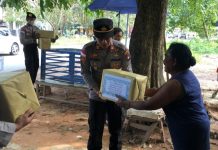 read news – Warga Ruli Pasir Putih Terima Bantuan Sembako Warga yang tinggal di sana mendapatkan pembagian yang diserahkan ke Kapolsek Bengkong Iptu Muhammad Rizqy Saputra, Senin (16/1/2023) siang mulai pukul 14.00 WIB. Selain itu dia menyambangi rumah-rumah warga dan memberikan sembako kepada warga yang kurang mampu di wilayah Ruli Pasir Putih, Kelurahan Sadai, Kecamatan Bengkong. Selasa (17/1/2023). ( foto : abyaqsa ramadan - batamtv.com)
