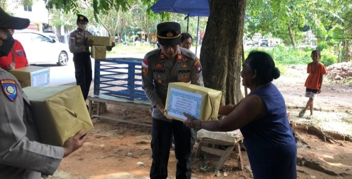 Warga yang tinggal di sana mendapatkan  pembagian yang diserahkan ke Kapolsek Bengkong Iptu Muhammad Rizqy Saputra, Senin (16/1/2023) siang mulai pukul 14.00 WIB. Selain itu dia menyambangi rumah-rumah warga dan memberikan sembako kepada warga yang kurang mampu di wilayah Ruli Pasir Putih, Kelurahan Sadai, Kecamatan Bengkong. Selasa (17/1/2023). ( foto : abyaqsa ramadan - batamtv.com)