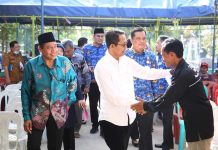 read news – Musrenbang Duriangkang, Amsakar: Inilah Dampak Positif Pembangunan Infrastruktur Batam Wakil Wali Kota Batam Amsakar Achmad (baju putih) menyalami Salim Hidayat selaku Ketua RW 13 Kelurahan Duriangkang . Amsakar memimpin jalannya Musyawarah Rencana Pembangunan (Musrenbang) tingkat Kelurahan Duriangkang, Selasa (17/1/2023) menyampaikan beberapa dampak positif pembangunan infrastruktur di Kota Batam. Kelurahan Duriangkang mengusulkan 14 kegiatan non PSPK dan 40 PSPK yang diharapkan dapat terealisasi pada tahun 2024. ( foto : muhammad amin - batamtv.com)