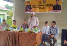 read news – Jumat Curhat, Warga Adukan Curanmor di Perumahan Galaxy Kapolsek Sekupang Kompol ZA Christoper Tamba (ketiga dari kiri) dan didampingi oleh Waka Polsek Sekupang Iptu Syafirman memimpin acara jumat curhat yang dihadiri juga para Bhabinkamtibmas, Ketua RW 14 BPK M.Jufri, Ketua RT 002 BPK Gunawan, ibu-ibu PkK, Tokoh masyarakat serta warga masyarakat perumahan Galaxy Tanjung Riau Sekupang. Kapolsek mengatakan, saat ini pihaknya terus berupaya menakan segala bentuk kejahatan. ( foto : abyaqsa radaman - batamtv.com)