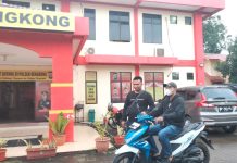 read news – Hilang sejak 15 Januari, Motor Dedi Ditemukan Anggota Polsek Bengkong Dedi Syahputra, (mengendara motor) korban pencurian yang merupakan warga Bengkong, Telaga Indah, Kelurahan Sadai, Kecamatan Bengkong, Kota Batam, Provinsi Kepulauan Riau (Kepri) akhirnya mendapati kembali motornya, di Mapolsek Bengkong, Sabtu (21/1/2023). Motornya yang hilang dicuri sehari lalu berhasil ditemukan oleh polisi. ( foto : abyaqsa ramadan - batamtv.com)