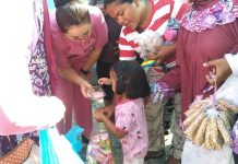read news – Bhayangkari Berbagi Bungkus dengan Anak Punk dan Terlantar Bhayangkari Polsek Batam Kota melaksanakan kegiatan sosial berupa pembagian nasi dan bingkisan gratis di Kecamatan Batam Kota, Kota Batam, pada Sabtu (21/01/2023) siang yang dipimpin oleh Devi Made yang tak lain adalah Ketua Bhayangkari Ranting Batam kota. Devi Made juga didampingi oleh seluruh pengurus Bhayangkari Ranting Polsek Batam Kota. ( foto : abyaqsa ramadan - batamtv.com)