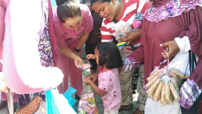 ( foto : abyaqsa ramadan - batamtv.com) Bhayangkari Polsek Batam Kota melaksanakan kegiatan sosial berupa pembagian nasi dan bingkisan gratis di Kecamatan Batam Kota, Kota Batam, pada Sabtu (21/01/2023) siang yang dipimpin oleh Devi Made yang tak lain adalah Ketua Bhayangkari Ranting Batam kota. Devi Made juga didampingi oleh seluruh pengurus Bhayangkari Ranting Polsek Batam Kota. ( foto : abyaqsa ramadan - batamtv.com)