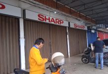 read news – Ramaikan Imlek dengan Keluarga, Pemilik Toko-toko di Tanjungpinang Banyak Tutup Tanjungpinang ditandai salah satunya toko toko di sana tutup. Kebanyakan para pemilik toko yang berasal dari Tionghoa itu tengah meramaikan peringatan tahun baru Imlek bersama keluarga. Terlihat di jalan protokol di Tanjungpinang, di hari Imlek 2574 tahun 2023, terlihat sepi pada Minggu (22/1/2023). Sejumlah toko yang pemilik mayoritas etnis Tionghoa tutup. ( foto : dwi susilo - batamtv.com)