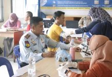 read news – Vaksinasi Booster Dosis Kedua Digelar di Lapas Tanjungpinang Lapas Narkotika Tanjungpinang menggelar kegiatan vaksinasi booster kedua, Senin (30/01/23). Hadir langsung di tempat pelaksanaan, Kalapas Narkotika Tanjungpinang Edi Mulyono memantau jalannya proses vaksinasi. Dia mengaku sangat mengapresiasi sinergi yang dilakukan Polres Bintan, Dinkes Bintan dan Lapas Narkotika Tanjungpinang dalam hal mendukung program pemerintah, khususnya pemberian vaksinasi. (Foto : dwi susilo - batamtv.com)