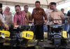 read news – Gabungan Kelompok Petani Tembesi Terima Bantuan Alat Pertanian Gubernur Kepri Ansar Ahmad saat menyerahkan bantuan alat pertanian kepada sejumlah kelompok tani, di Kelurahan Tembesi. Para gapoktan yang mendapatkan bantuan yaitu diantaranya Margo Mulyo, Sumber Rezeki dan Subur Makmur Tembesi, Kota Batam, Rabu (18/1). Bantuan dari gubernur diantaranya, cultivator 35 unit, traktor roda empat 1 unit, handtraktor 8 unit, mesin potong rumput 4 unit dan mesin pompa air 2 unit. ( foto muhammad amin - batamtv.com)