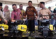 read news – Gabungan Kelompok Petani Tembesi Terima Bantuan Alat Pertanian Gubernur Kepri Ansar Ahmad saat menyerahkan bantuan alat pertanian kepada sejumlah kelompok tani, di Kelurahan Tembesi. Para gapoktan yang mendapatkan bantuan yaitu diantaranya Margo Mulyo, Sumber Rezeki dan Subur Makmur Tembesi, Kota Batam, Rabu (18/1). Bantuan dari gubernur diantaranya, cultivator 35 unit, traktor roda empat 1 unit, handtraktor 8 unit, mesin potong rumput 4 unit dan mesin pompa air 2 unit. ( foto muhammad amin - batamtv.com)