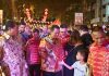 read news – Pergantian Tahun Baru Imlek 2574 di Batam Dihadiri Gubernur Ansar Di momen pergantian tahun baru Imlek 2574, Gubernur Kepri, Ansar Ahmad saat menyalami seorang anak kecil yang tengah merayakan Imlek. Dia berkeliling menghadiari perayaan pergantian tahun baru warga Tionhoa yang diadakan oleh Ikatan Pemuda Tiongha Indonesia (IPTI) Kepri di Nagoya Citywalk, Kota Batam, Sabtu (21/01). ( foto : muhammad amin - batamtv.com)