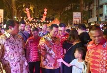 read news – Pergantian Tahun Baru Imlek 2574 di Batam Dihadiri Gubernur Ansar Di momen pergantian tahun baru Imlek 2574, Gubernur Kepri, Ansar Ahmad saat menyalami seorang anak kecil yang tengah merayakan Imlek. Dia berkeliling menghadiari perayaan pergantian tahun baru warga Tionhoa yang diadakan oleh Ikatan Pemuda Tiongha Indonesia (IPTI) Kepri di Nagoya Citywalk, Kota Batam, Sabtu (21/01). ( foto : muhammad amin - batamtv.com)